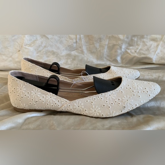 NWOT White embroidered flats - Picture 2 of 7